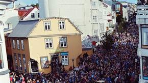 El recibimiento a la selección islandesa en Rejkiavik fue abrumador.