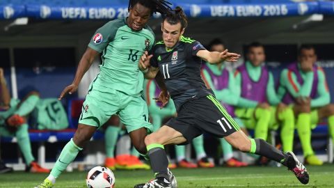 Renato Sanches, aquí defendiendo a Bareth Bale, se ha convertido en uno de los referentes de la selección de Portugal. Los orígenes del jugador son de Cabo Verde.