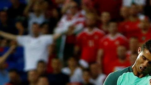 Cristiano Ronaldo anota sobre Gales
