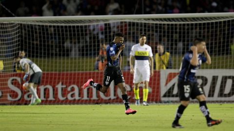 El jugador del Independiente del Valle de Ecuador, Brian Cabezas celebra el primer gol contra Boca Juniors el jueves en la ida de las semifinales en Quito.