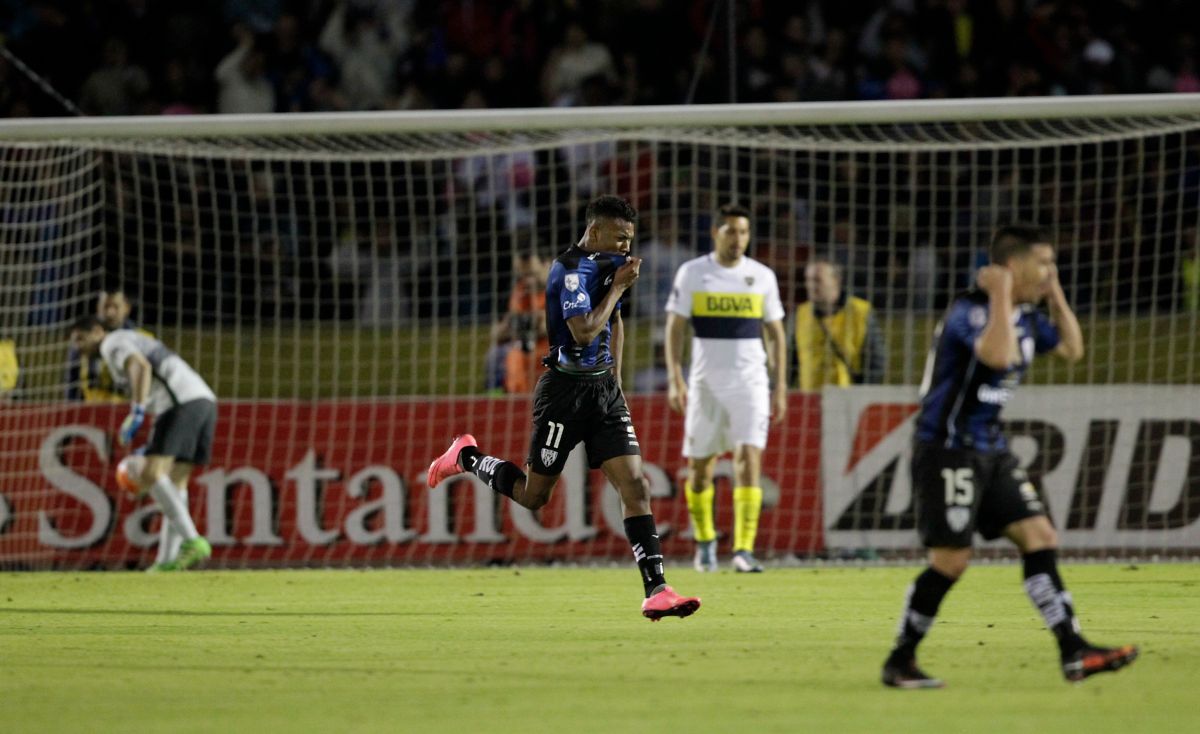 El jugador del Independiente del Valle de Ecuador, Brian Cabezas celebra el primer gol contra Boca Juniors el jueves en la ida de las semifinales en Quito.