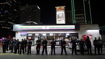 Al menos cinco agentes fueron muerto a tiros anoche en Dallas, Texas.
