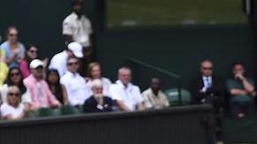 Roger Federer se cae en Wimbledon
