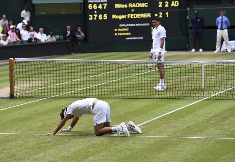 El tenista suizo Roger Federer sufrió una aparatosa caída en Wimbledon.