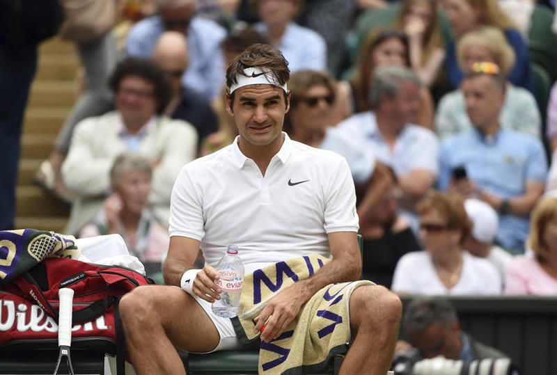 Video: Roger Federer sufre aparatosa caída en Wimbledon y teme por su lesión