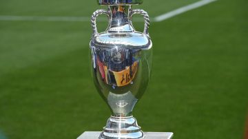 El trofeo de la Eurocopa ya espera al ganador entre Portugal y Francia.
