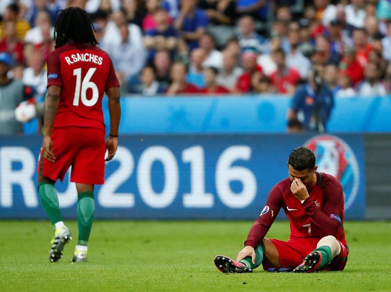 ¡Se acabó la Euro para Cristiano Ronaldo!, se va lesionado, en camilla y llorando