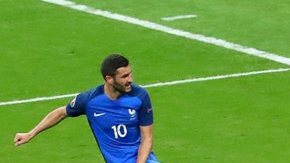 Impresionante jugada de André-Pierre Gignac contra la defensa de Portugal.