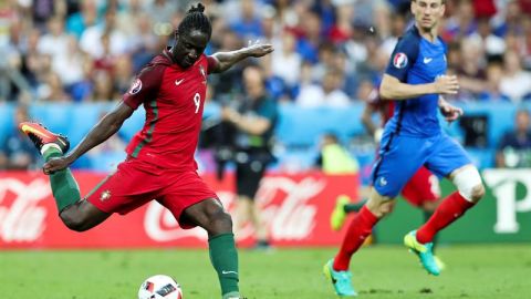 Éder patea para el gol que le dio la Eurocopa a Portugal.