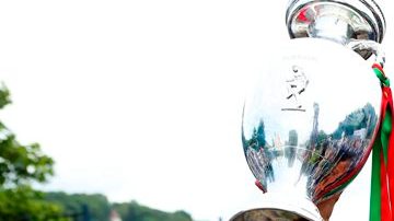 Cristiano Ronaldo no suelta la copa. Portugal es una fiesta.