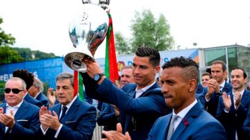 Cristiano Ronaldo no suelta la copa. Portugal es una fiesta.