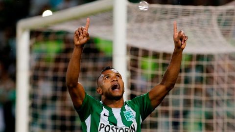 Ángel Borja de Atlético Nacional celebra un gol ante el Sao Paulo en la semifinal de la Copa Libertadores.