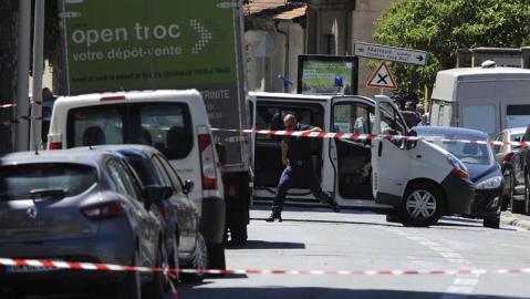 Miembros de la policía acordonan, este viernes, el barrio de "Les Abattoirs", Niza, donde residía el supuesto terrorista que atropelló con un camión a más de 80 personas en el "Paseo de los Ingleses".