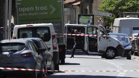 Miembros de la policía acordonan, este viernes, el barrio de "Les Abattoirs", Niza, donde residía el supuesto terrorista que atropelló con un camión a más de 80 personas en el "Paseo de los Ingleses".