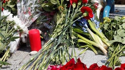 Detalle de las flores y mensajes de solidaridad que dejaron varios habitantes de Moscú en memoria de las víctimas de la masacre de Niza.