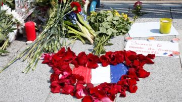 Detalle de las flores y mensajes de solidaridad que dejaron varios habitantes de Moscú en memoria de las víctimas de la masacre de Niza.