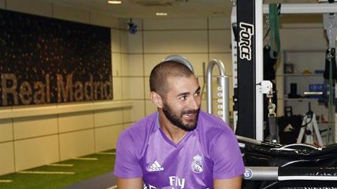 karim Benzema y Raphael Varane