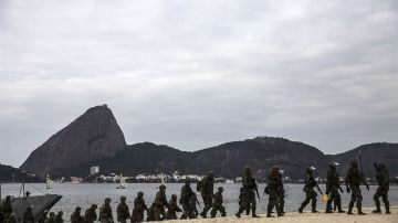 Miembros de la Marina de Brasil realizan un entrenamiento.