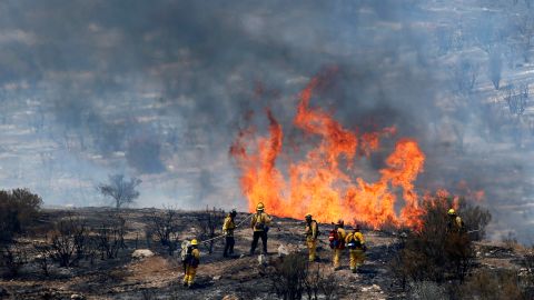 Al menos una persona ha muerto a causa del voraz incendio en Santa Clarita. EFE / PAUL BUCK