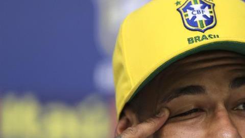 El jugador brasileño Neymar habla en rueda de prensa tras un entrenamiento de la selección olímpica de fútbol.