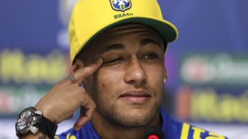 El jugador brasileño Neymar habla en rueda de prensa tras un entrenamiento de la selección olímpica de fútbol.