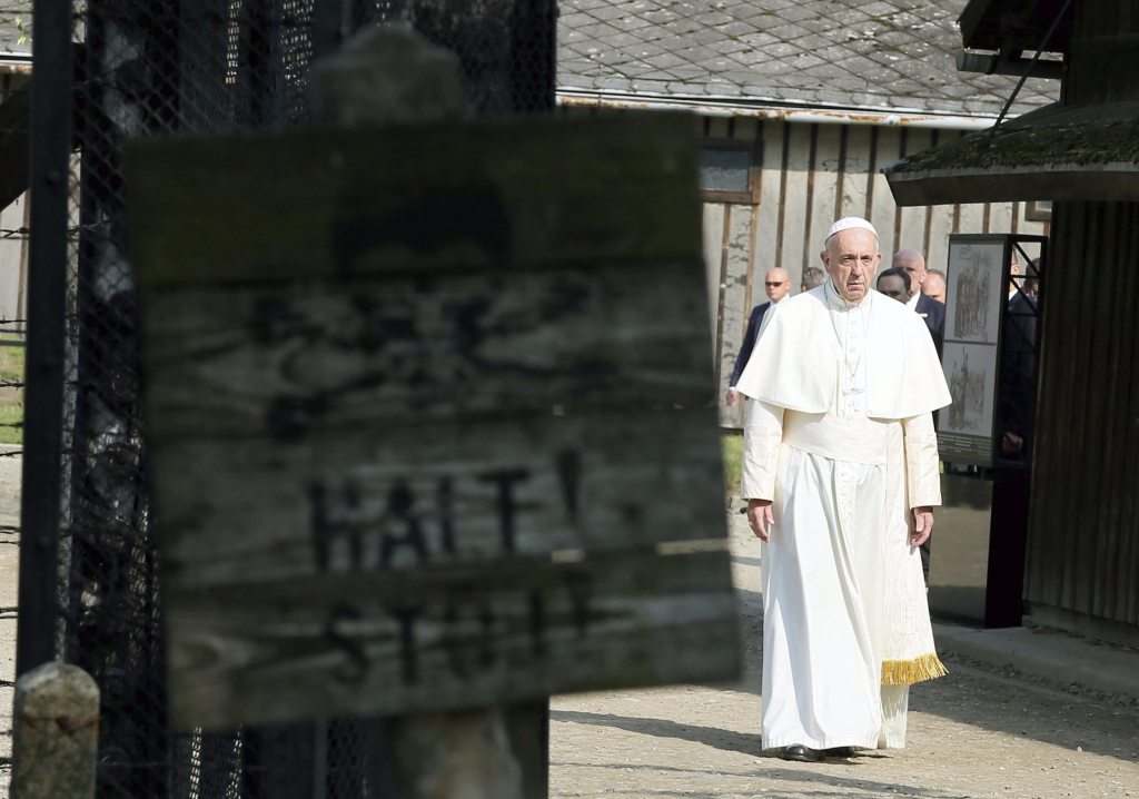 El papa Francisco atraviesa la puerta "Arbeit macht Frei" (El trabajo os hace libres) del campo de concentración nazi de Auschwitz para comenzar su recorrido silencioso por el lugar donde fueron exterminados más de un millón de personas, en Oswiecim, Polonia.