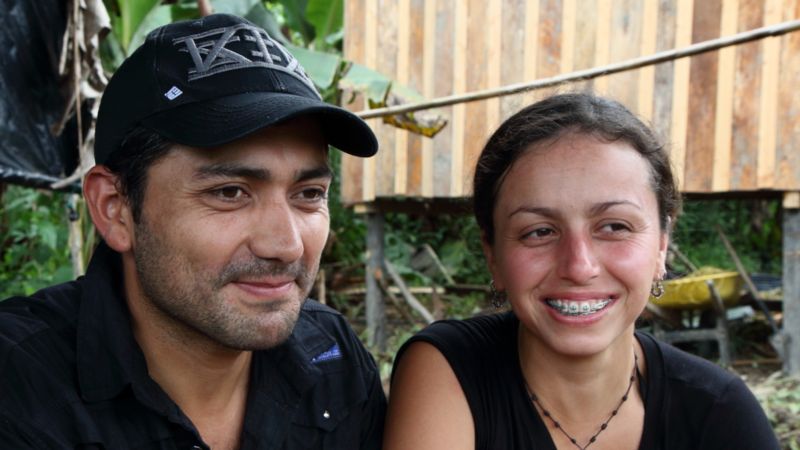 En Colombia, Santiago no tiene familia, pero tiene a su compañera, Clara, una guerrillera colombiana de 30 años.