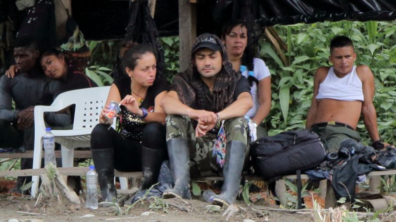 Santiago tiene 33 años y es del puerto chileno de Valparaíso. Ingresó a las FARC en 2012.