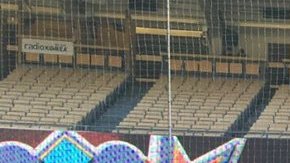 Los integrantes del equipo juvenil de beisbol Abejorros, de Aguascalientes, posa en Dodger Stadium con Adrián González.