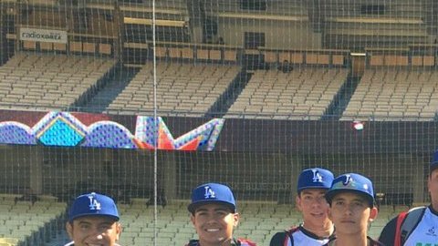 Los integrantes del equipo juvenil de beisbol Abejorros, de Aguascalientes, posa en Dodger Stadium con Adrián González.