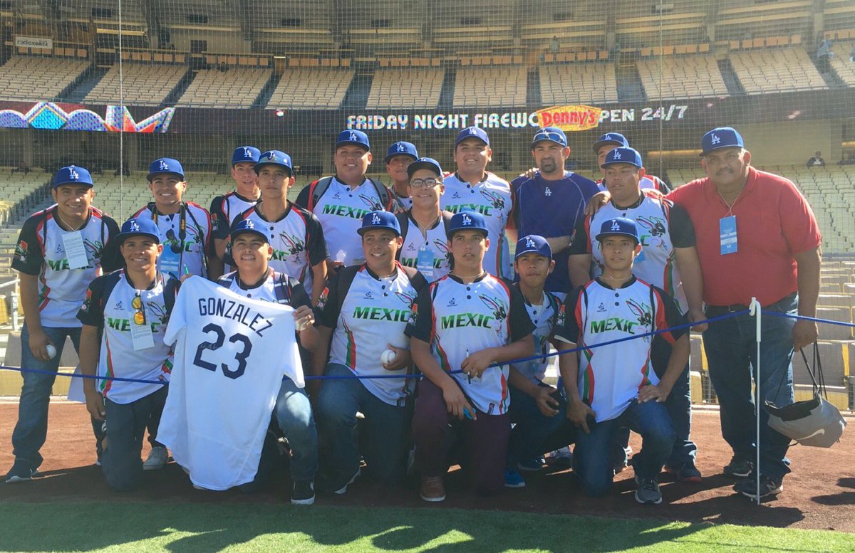 Los integrantes del equipo juvenil de beisbol Abejorros, de Aguascalientes, posa en Dodger Stadium con Adrián González.