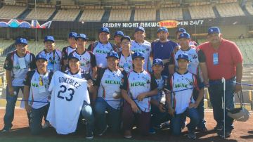 Los integrantes del equipo juvenil de beisbol Abejorros, de Aguascalientes, posa en Dodger Stadium con Adrián González.