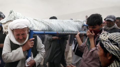 Funeral de las víctimas del bombazo del sábado en Kabul.