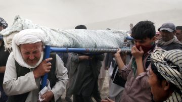Funeral de las víctimas del bombazo del sábado en Kabul.