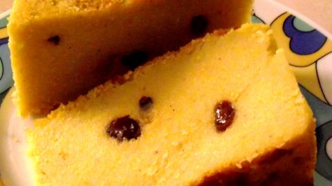En el Cibao se le conoce como “torta de maíz”, y en otras zonas como yaniqueque.