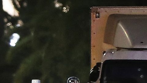 Policías cerca de una furgoneta, con su parabrisas acribillado, que chocó contra una multitud durante un espectáculo de fuegos artificiales en la ciudad de Niza, en Francia.