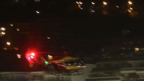 Un helicóptero vuela cerca del sitio de un ataque en la ciudad de Niza, en la Costa Azul de Francia. Foto: VALERY HACHE / AFP / Getty Images)