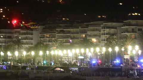 Un helicóptero vuela cerca del sitio de un ataque en la ciudad de Niza, en la Costa Azul de Francia. Foto: VALERY HACHE / AFP / Getty Images)