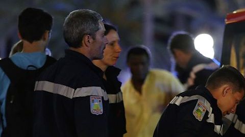 Paramédicos ayudan a una mujer lesionada a entrar en una ambulancia, tras la masacre ocurrida en Niza, Francia.