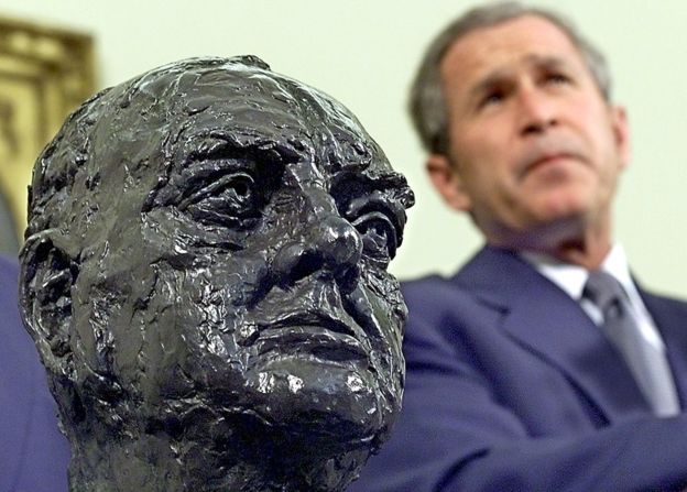El busto de Churchill estuvo en el despacho oval durante años.