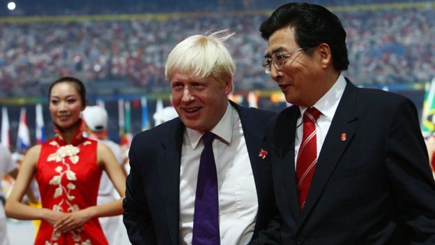 Boris Johnson, entonces alcalde de Londres, posó así de sonriente con su homólogo de Pekín, Guo Jinlong, durante la clausura de los Juegos Olímpicos de 2008, pero tampoco ha tenido palabras agradables para China.