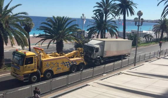 Video: El motociclista que saltó hacia el camión de terrorista de Niza
