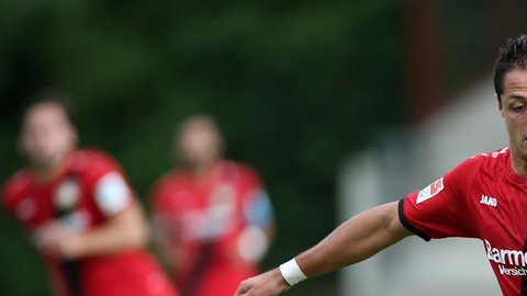 Chicharito enfrentó a Layún.