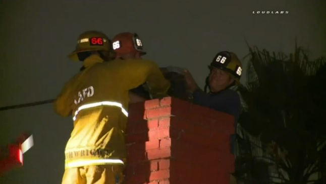 Los bomberos acudieron a una residencia del sur de Los Ángeles para auxiliar a un hombre.