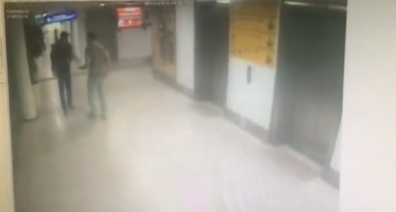 El oficial se encuentra grave en el hospital.
