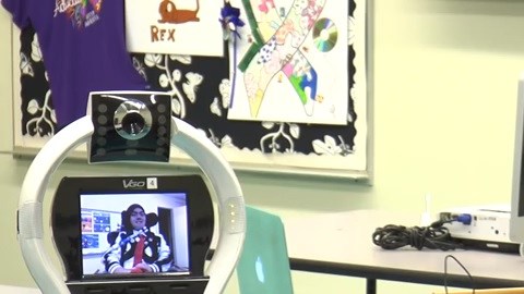 Christopher León, de 22 años, logró graduarse de la secundaria con la ayuda de VGo, un robot que le permite estar virtualmente en clase.