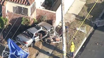 El coche terminó estrellándose contra un hogar del sur de Los Ángeles.
