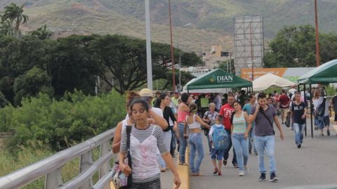 Unas 35.000 personas cruzaron la frontera desde Venezuela hacia Colombia.