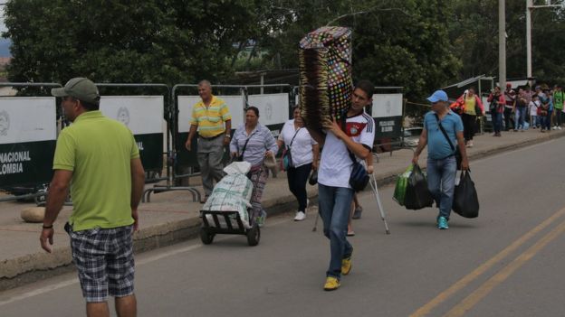 Al no estar permitido el paso de vehículos, los compradores tenían que llevarse sus compras en bolsas.