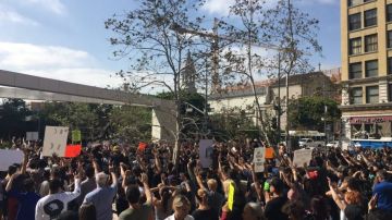 Decenas de manifestantes se aglomeraron afuera del cuartel del LAPD para protestar por un controversial tiroteo ocurrido en Sur LA.
